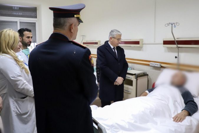 U PLAGOS NGA VRASËSI FATMIR KOLECAJ/ Lleshaj e Veliu vizitojnë efektivin e FNSH te “Trauma”, ja gjendja e tij pas operacionit (VIDEO)