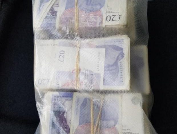“FBI-JA ANGLEZE” FUT NË KURTH BOSIN SHQIPTAR/ E kap “mat” me 1 kg kokainë dhe mijëra paund cash (FOTO)