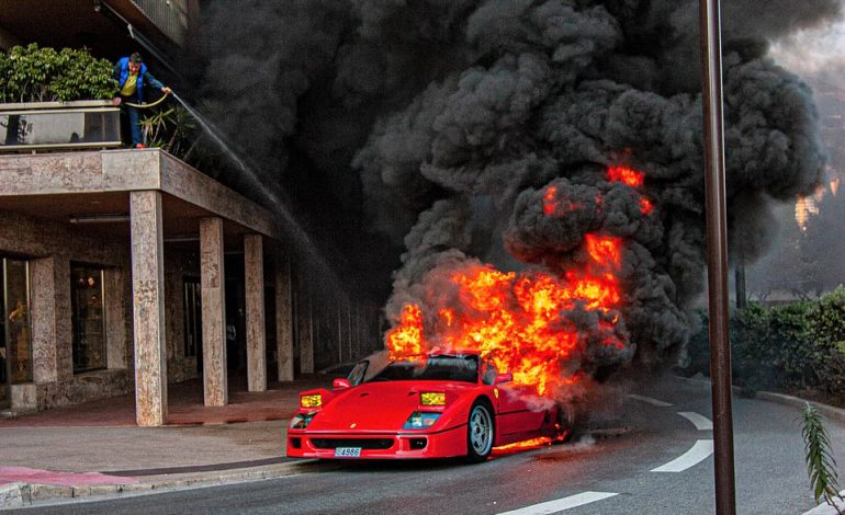 VLENTE 1 MILIONË DOLLARË/ Ferrari i rrallë shpërthen në flakë në Monte Karlo (FOTOT)