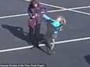 VIDEO TRONDITËSE/ Qeni i tërbuar sulmon vajzën e vogël