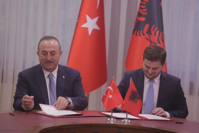 TAKIMI ME MINISTRIN E JASHTËM TURK CAVUSOGLU NË TIRANË/ Cakaj: Njihen patentat shqiptare në Turqi