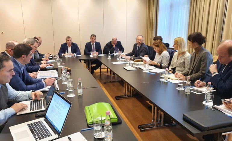 MBLIDHET TRYEZA PËR REFORMËN ZGJEDHORE/ Opozita propozon moratorium 4 vjeçar nga vetingu për gjyqtarët e zgjedhjeve