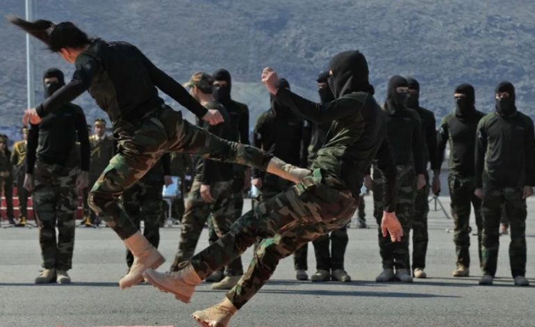 “KAFSHOJNË GJARPËRINJ E KAFSHË TË GJALLA”/ Brenda kampit ku stërviten luftëtaret femra anti-ISIS (FOTO)