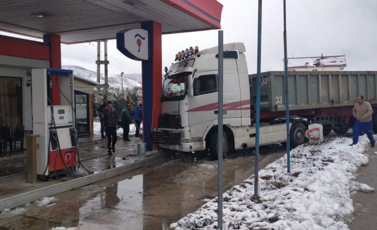 KAMIONI SHMANG AKSIDENTIN/ Del nga rruga dhe përplaset me karburantin