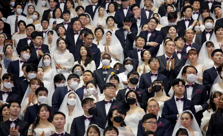 SFIDOJNË KORONAVIRUSIN E WUHAN/ 6000 çifte martohen me maska në fytyrë në Korenë e Jugut (FOTO)