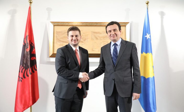 VIZITË NË KOSOVË/ Cakaj takon Kurtin dhe Osmanin