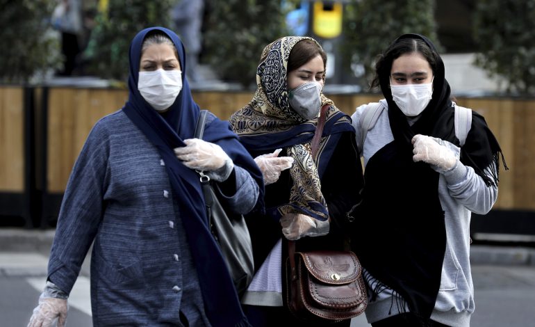 KORONAVIRUSI/ 300 viktima në Iran, protestuesit i vënë zjarrin klinikave shëndetësore