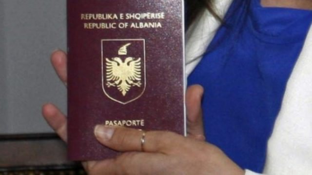MJAFTON VETËM PASAPORTA/ Kush është shteti tjetër që heq vizat me Shqipërinë