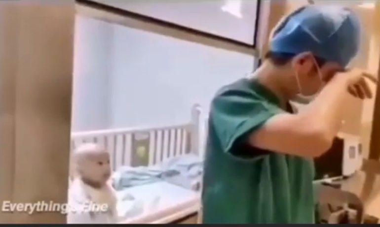 VIDEO QË PËRLOTI RRJETIN/ Një bebe e infektuar nga koronavirusi në Wuhan, ngre duart lart për të dalë nga izolimi (VIDEO)