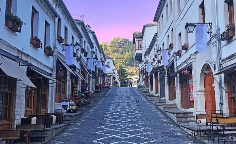 GJIROKASTRA TURISTIKE/ Qyteti i gurtë që të mbërthen me magjinë