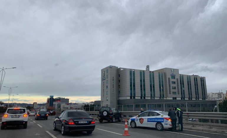 AKSIDENT TEK URA E KAMZËS/ “Toyota” përplas automjetin dhe kthehet përmbys