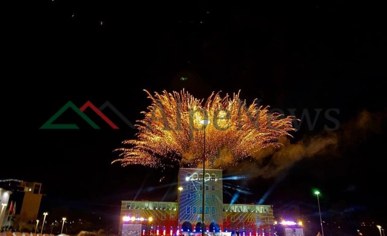 100 VJETORI I TIRANËS/ Momente nga festimet në SHESH. Fishekzjarre dhe super atmosferë