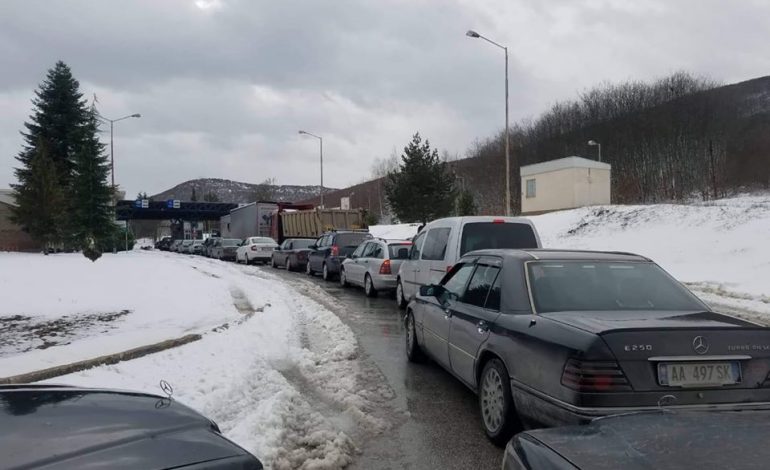 MOTI I KEQ/ Radhë të gjata në doganën Qafë-Thanë (FOTO)