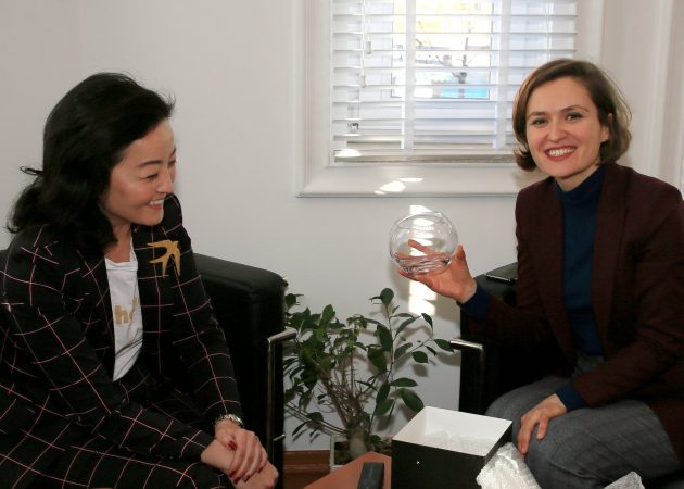 AMBASADORJA YURI KIM TAKON MINISTREN E MARSIMIT/ Dhurata e veçantë që i dha Besa Shahinit (FOTO)