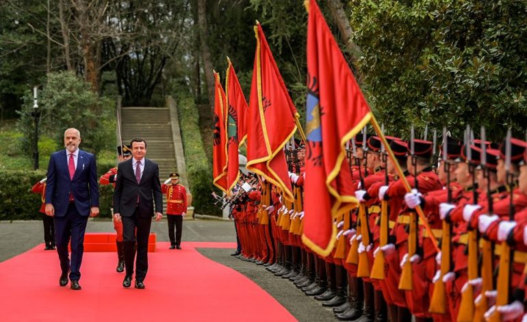 VIZITA NË TIRANË/ Reagon Albin Kurti: Dy republikat tona nuk e shohin njëra-tjetrën me syzet e diplomacisë