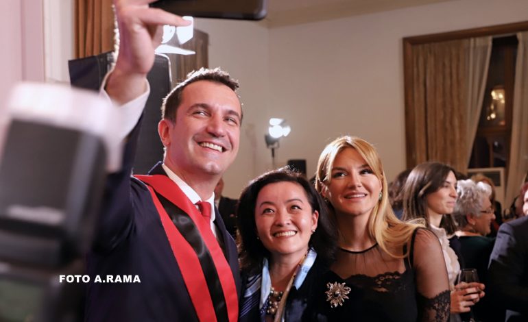 FESTIMET E 100 VJETORIT TË TIRANËS/ Selfie i Lali Erit me bashkëshorten dhe ambasadoren e SHBA