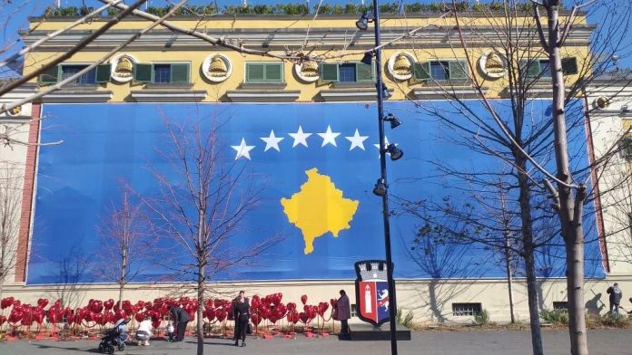12-VJETORI I PAVARSISË/ Veliaj surprizon me kartolinën e urimit për Kosovën (FOTO)