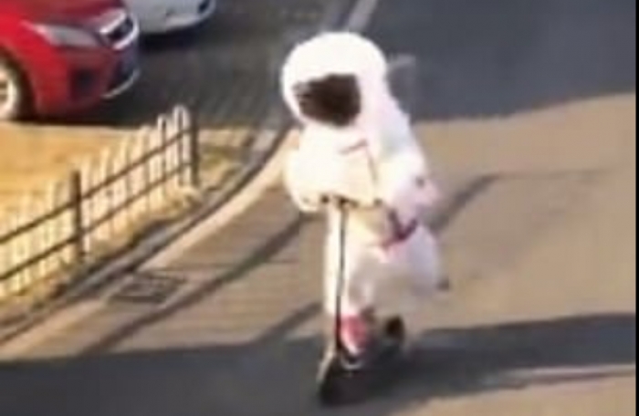 FRIKA NGA KORONAVIRUSI/ Kinezi vesh kostum astronauti për të shkuar në dyqan (VIDEO)