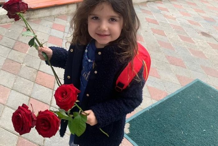 “SHPËRNDAU LULE PËR SHËN VALENTIN”/ Rudina Hajdari publikon foton e ëmbël të vajzës së saj