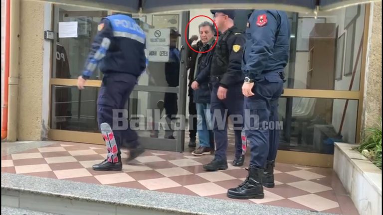 “AGRONI S’MË KA KËRKUAR SEKS”/ Tentoi të ndryshonte dëshminë, arrestohet avokati i mësuesit në Fier