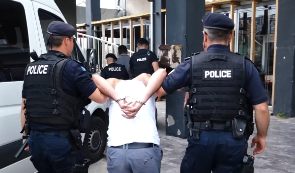 SHERR ME ARMË MES DY GRUPEVE NË VORË/ Policia parandalon tragjedinë, 3 në pranga