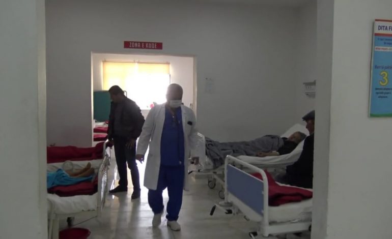 NË GJËNDJE TË RËNDË/ Me insufiçencë respiratore, pacienti nga Skrapari dërgohet në QSUT, pritet përgjigjja e analizave (VIDEO)