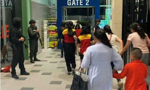 E RËNDË/ Ushtaraku qëllon me armë zjarri drejt njerëzve në qendrën tregtare në Tajlandë, shkon në 20 numri i të vdekurve