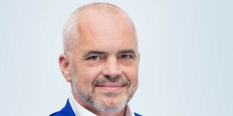 “SI ISHTE DHE SI ËSHTË”/ Rama publikon fotot e transformimit të onkologjikut: Mbi 23 mijë seanca radioterapie në vit