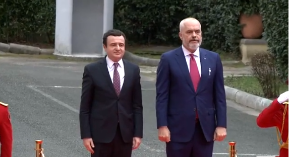 ALBIN KURTI MBËRRIN NË TIRANË/ Pritet nga kryeministri Rama në Pallatin e Brigadave (VIDEO)