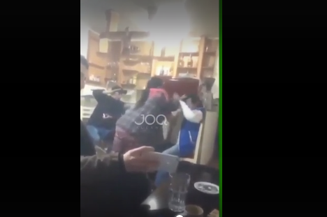 “ISHTE BËR TAP”/ Gruaja “zhdëp” në dru burrin në mes të lokalit (VIDEO)
