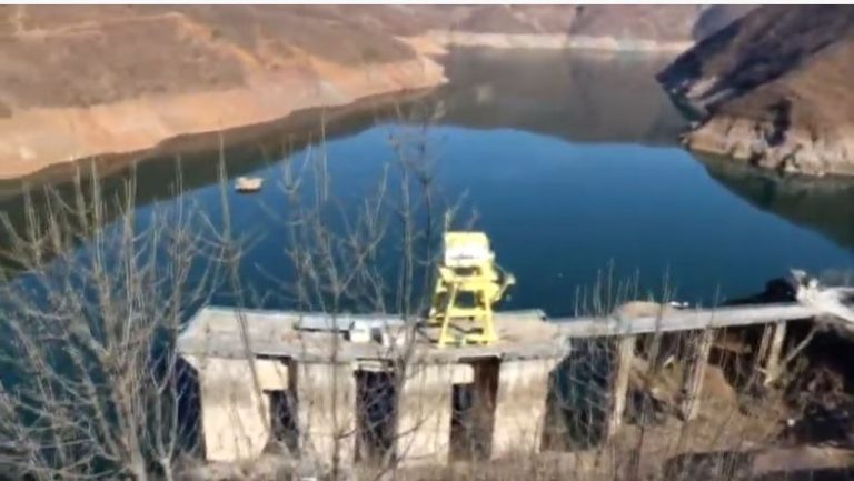 DIMËR PA RESHJE/ Mungesa e theksuar e shirave, niveli i liqenit të Fierzës nën kuotat optimale (VIDEO)