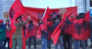 “ASNJË EMIGRANT S’KA 40-VJET KËTU”/ Shqiptarët mes ankthit të pensioneve e protestave në Greqi