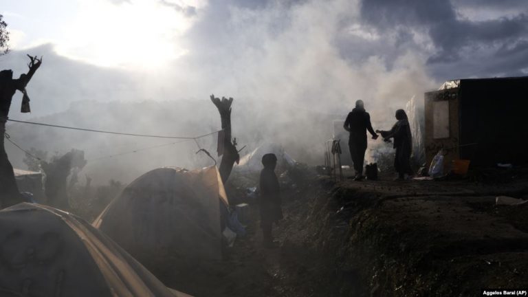 GREQI/ Policia përdor gaz lotsjellës ndaj migrantëve në kufi me Turqinë
