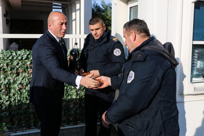 12-VJETORI I PAVARËSISË SË KOSOVËS/ Haradinaj nis festën me pjesëtarët e policisë, u shërben pije