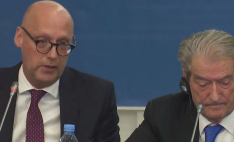 HENZE RISHFAQET NË KRAH TË BERISHËS/ Kush është këshilltari i rremë i Merkel që kancelarja as nuk e njeh fare