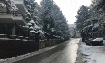 NDRYSHIMI I TEMPERATURAVE/ Nisin reshjet e dëborës në Llogara (FOTO)