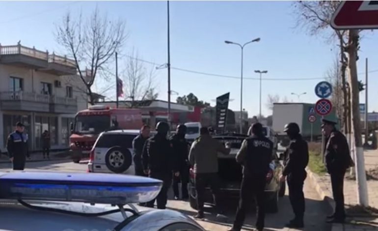 ME KALLASHNIKOVË E MASKA TË ZEZA/ FNSH vijon aksionin në Fier, blindohet hyrja dhe dalja e qytetit (VIDEO)
