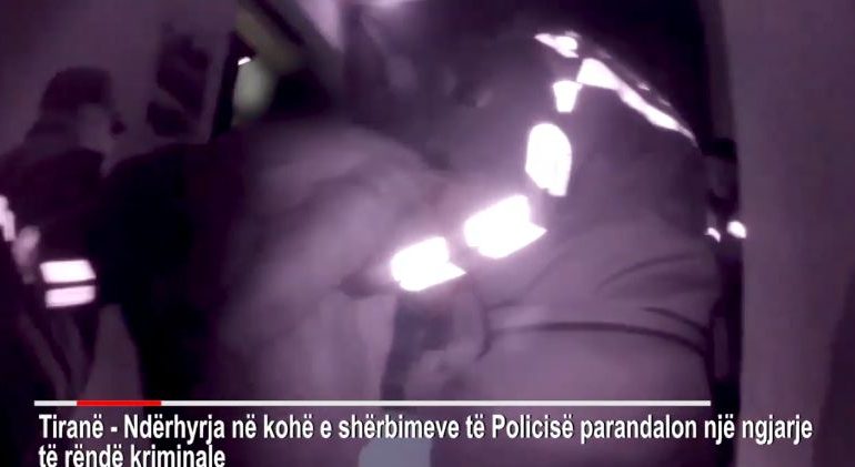 AKUZOHET PËR”ARMËMBAJTJE PA LEJE”/ Kërcënon me kallashnikov vëllanë, arrestohet 32-vjeçari në Tiranë (VIDEO)