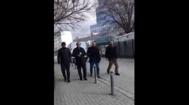 “MOS E HIQ TAKSËN”/ Sulmohet me vezë zv-kryeministri i Kosovës Avdullah Hoti (VIDEO)