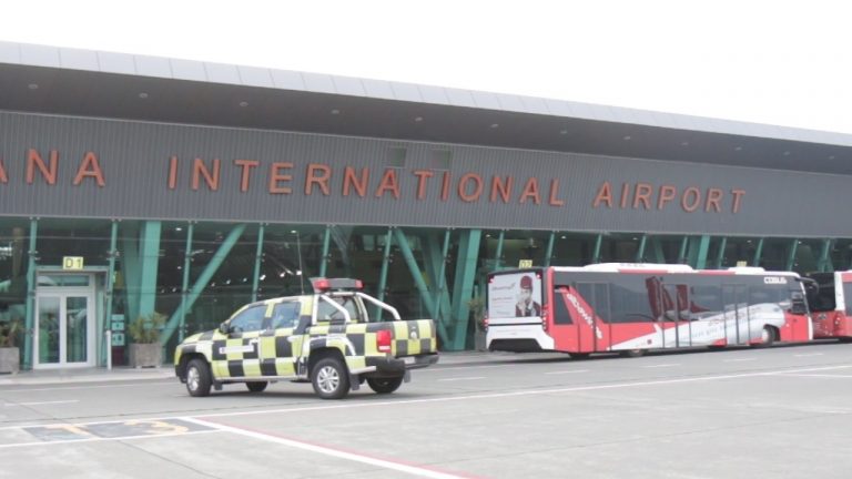 PEZULLOHEN NGA DETYRA 4 PUNONJËS POLICIE/ Tentuan të kalojnë me pasaportë të falsifikuar një shtetase në Rinas