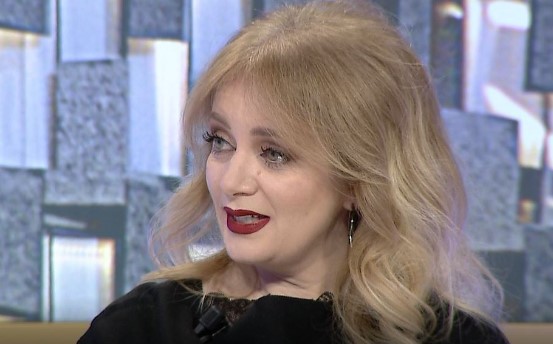 RRËFIMI/ Iris Luarasi: Kur ndërroi jetë nëna, kisha vënë buzëkuq si shenjë të respektit