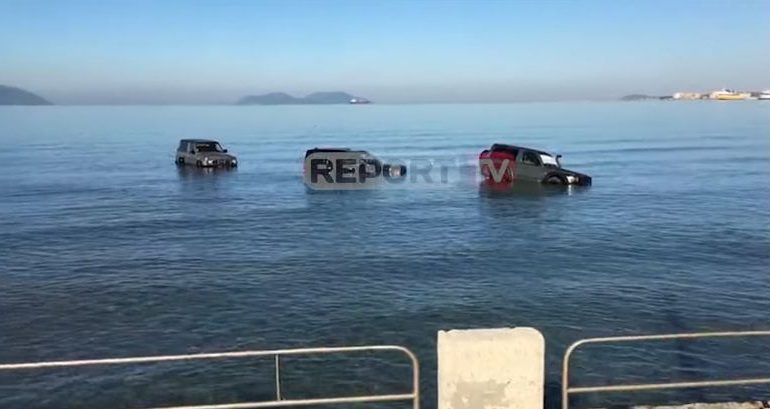 TENTUARN TË NXIRRNIN GOMOMEN, POR I TËRHOQI DETI/ Tre fuoristrada mes dallgëve në Vlorë (VIDEO)