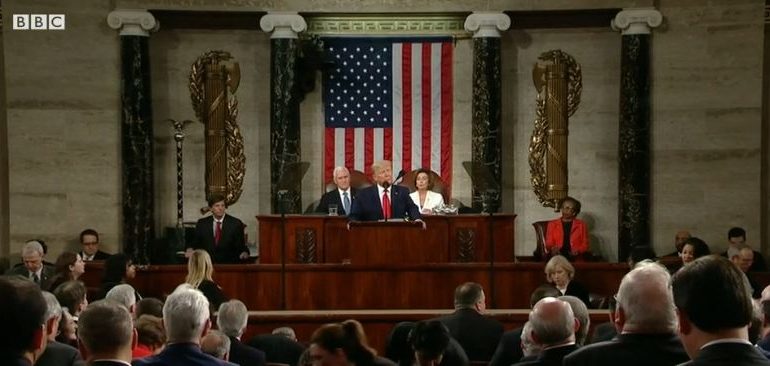 TENSION PËR SHKAK TË PROÇESIT TË SHKARKIMIT/ Donald Trump nuk i jep dorën, Pelosi i gris fjalimin (VIDEO)