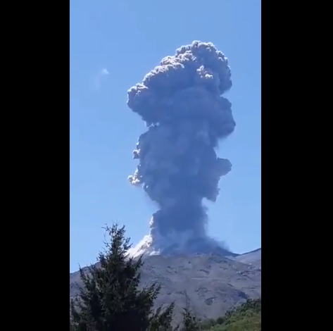 SHPËRTHEN VULLKANI NË KILI/ Autoritetet kërkojnë evakuimin e njerëzve (VIDEO)