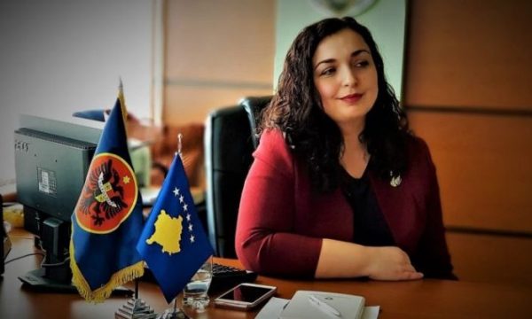 DITA E PARË E PUNËS SI KRYETARE E KUVENDIT/ Vjosa Osmani heq foton e Thaçit nga zyra e kryeparlamentarit