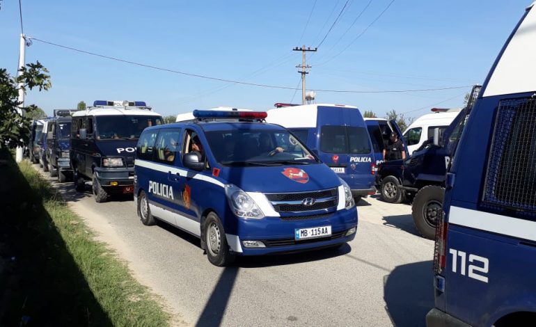 TË SHTËNA ME ARMË ZJARRI NË ELBASAN/ I dyshuari tenton t’i ikë policisë, përplas 4 makina. Kush janë 5 të plagosurit (EMRAT)