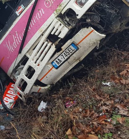 SHMANG FËMIJËN/ Autobusi i linjës Skrapar-Tiranë del nga rruga e përfundon në kanal (VIDEO)