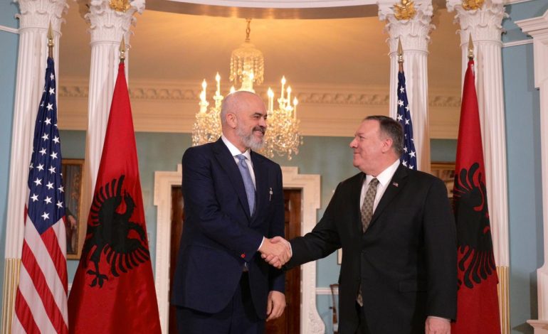 ZBARDHET TAKIMI I RAMËS ME SEKRETARIN E SHTETIT/ Mike Pompeo: Mbështetje Shqipërisë për anëtarësimin në BE
