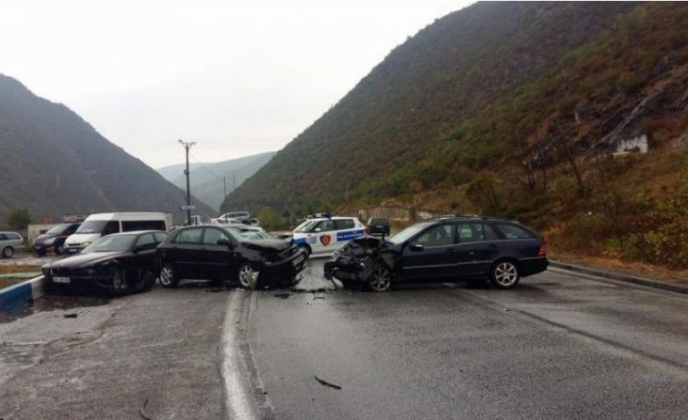 AKSIDENT MASIV NË ELBASAN/ Përplasen 3 makina, disa të plagosur. Mes tyre dhe një… (FOTO)