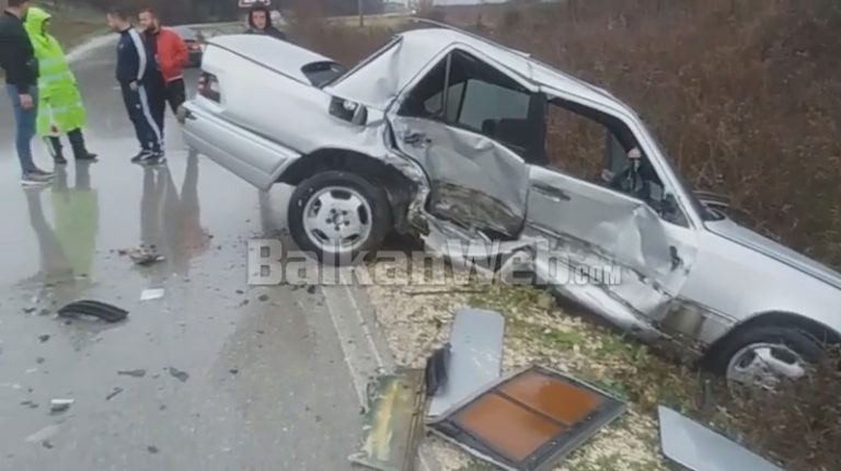 AKSIDENT NË FIER/ Përplasen dy makina. Plagosen tre persona (VIDEO)